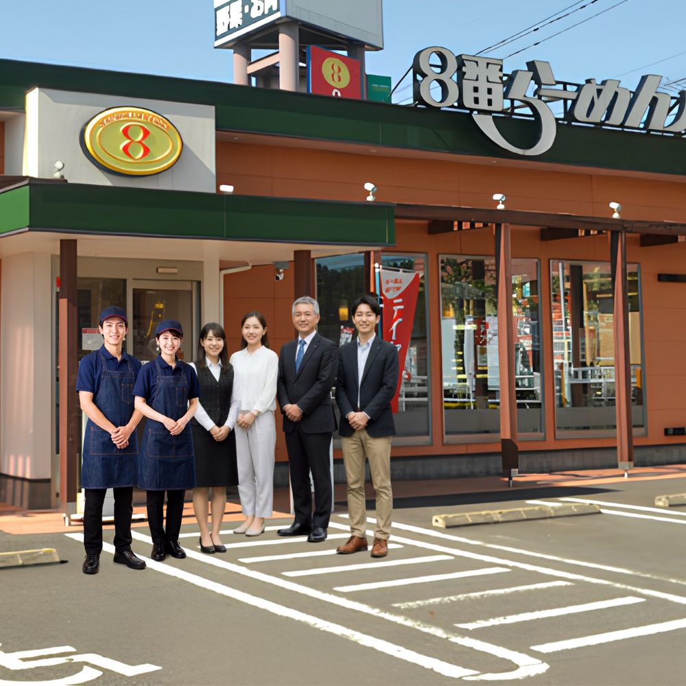 8番らーめんの店舗前に並ぶスタッフ