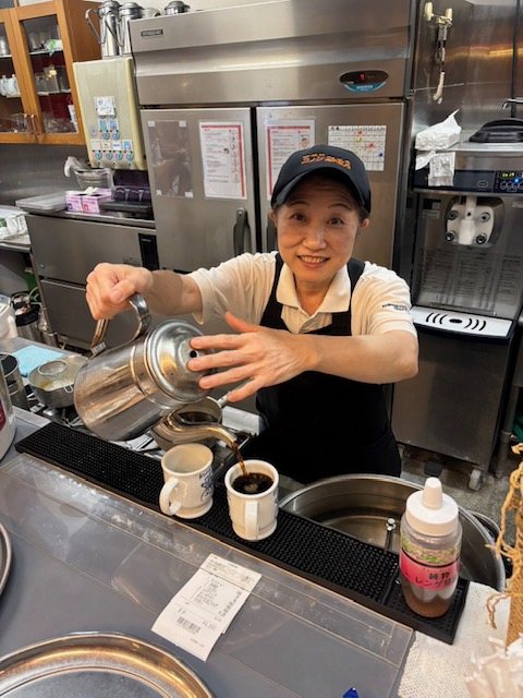 コメダ珈琲店でコーヒーを注ぐスタッフ M・Hさん